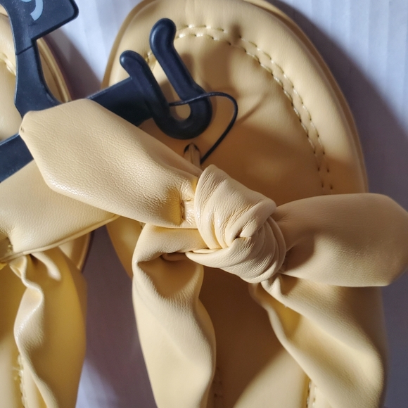 Time And Tru Women's Faux Leather Yellow Bow Flip Flop Menory Foam Sz 9 - Picture 4 of 9